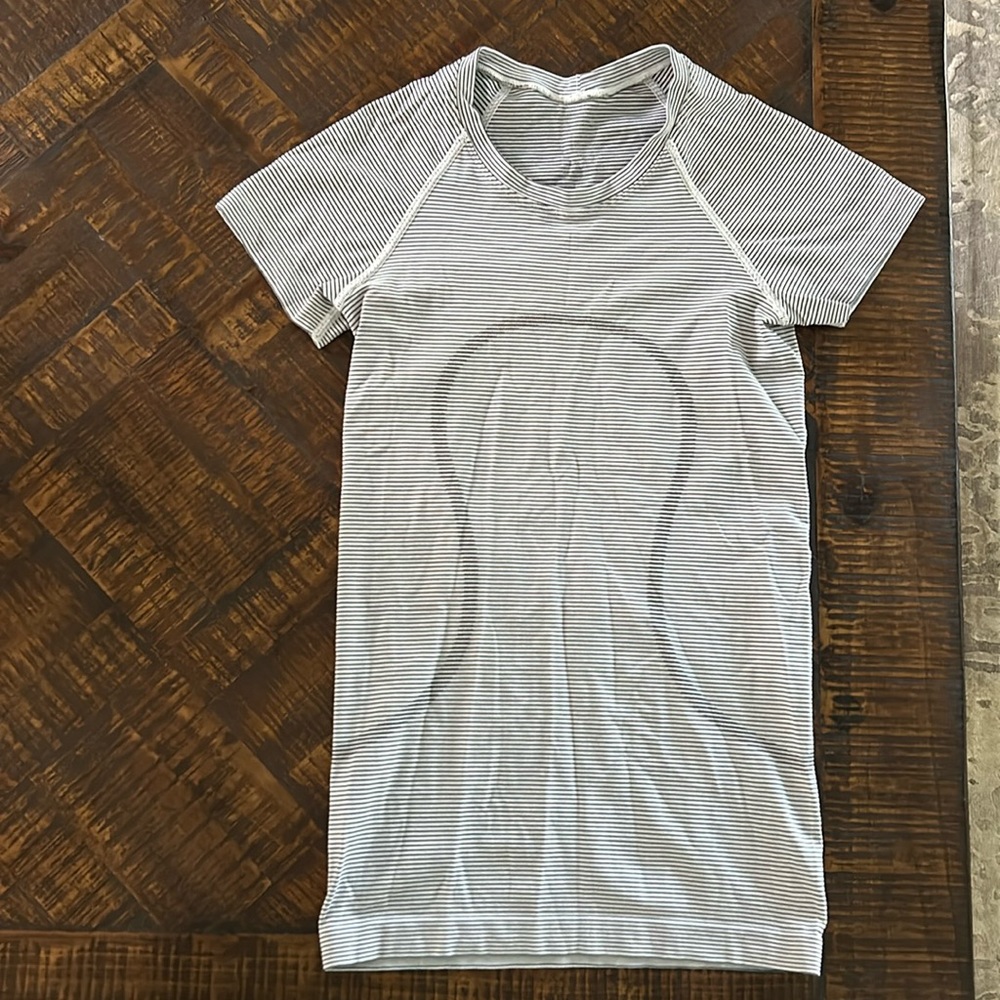Lululemon Swiftly Tech in size 2